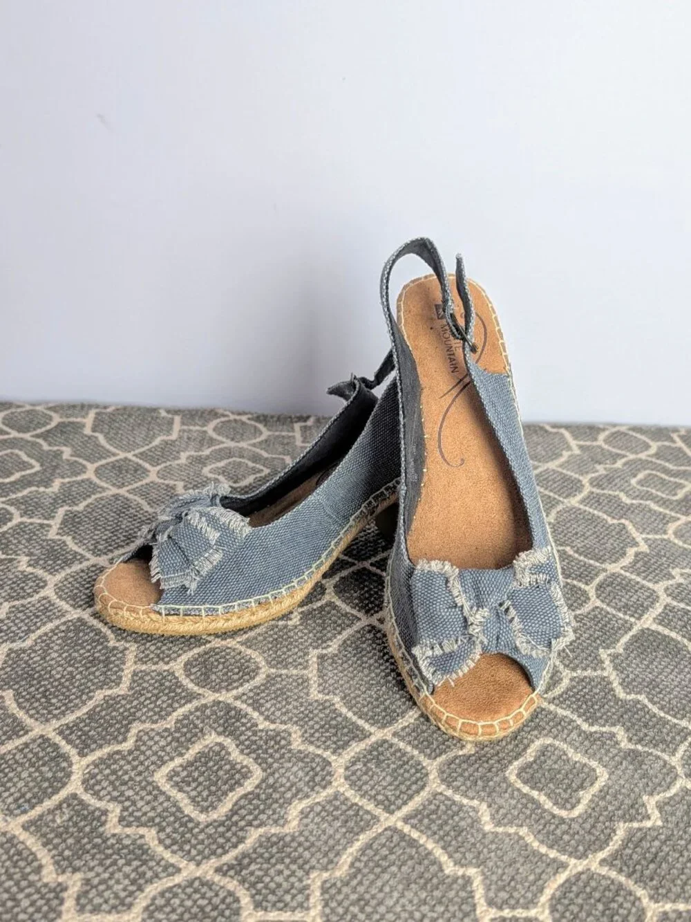WHITE MOUNTAIN Espadrilles Bow Blue Sandals Sz 7.5M